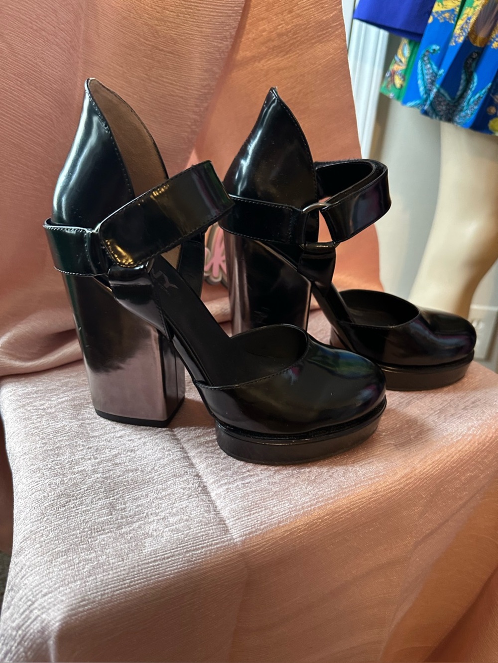 NWOB! DKNY block heel platform ankle pumps in black with metallic heels
